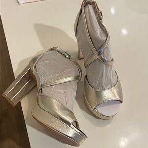 Naturalizer Women's Metallic Gold Block Heel Sandals